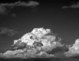 Preto e branco lindo céu fundo foto