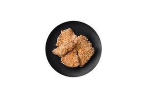 deliciosos nuggets de frango crocantes frescos em um fundo escuro de concreto foto