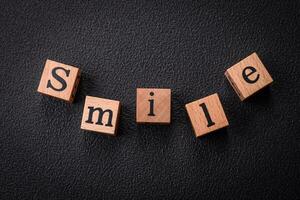 uma conceito consistindo do a inscrição do a palavra sorriso, com volta emoticons em uma Sombrio concreto fundo foto