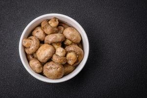 delicioso suculento todo champignon cozido em a grade com sal e especiarias foto