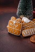 lindo delicioso doce inverno Natal Pão de gengibre biscoitos em uma bronze texturizado fundo foto