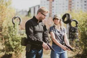 uma armas instrutor ensina uma menina para tiro uma pistola às uma disparando alcance foto
