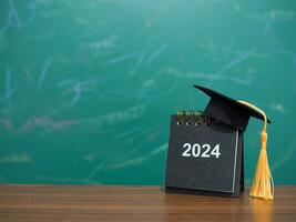 estude metas, 2024 escrivaninha calendário com graduação chapéu. a conceito para resolução, meta, Ação, planejamento, e gerir Tempo para sucesso diplomado. foto