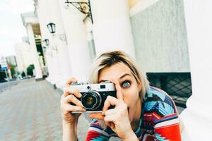 mulher fotografado retro Câmera dentro a cidade foto