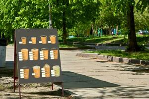 Painel publicitário com quente e frio bebidas em uma verão rua foto