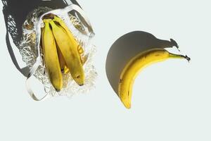 maduro orgânico bananas em branco mesa dentro luz solar. foto