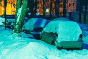 carros ficar de pé dentro a Jardim dentro a tarde coberto com neve foto