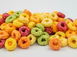 colorida cereal argolas para café da manhã. foto