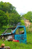 velho abandonado veículo dentro verde Relva foto