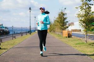 a menina é corrida ao longo a aterro foto