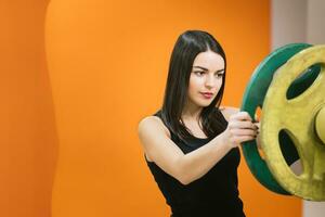 menina em a laranja fundo roupas Cajado panquecas foto