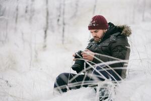 viajante fotógrafo levando As fotos dentro a inverno floresta
