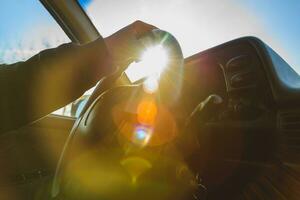 homem sentado às a roda do dele carro foto