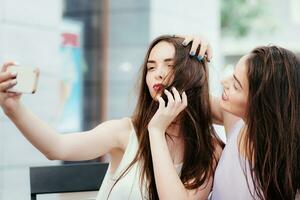 meninas faço uma descansar dentro café e faço selfies foto