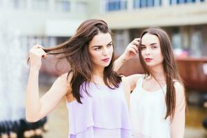 dois lindo amigas pose em a rua foto