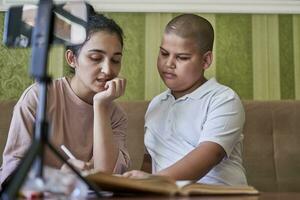 tutor ensino uma criança foto