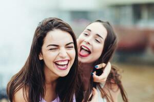 dois lindo meninas tendo Diversão em a rua foto