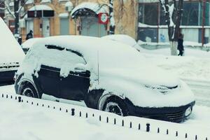 estacionado carro carrinhos ao longo a estrada todos dentro a neve foto