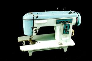 uma vintage de costura máquina com uma azul e branco cor esquema foto