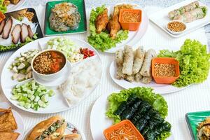 sortido ásia jantar, vietnamita Comida. pho ga, pho bo, Macarrão, Primavera rolos, nham vencimento foto