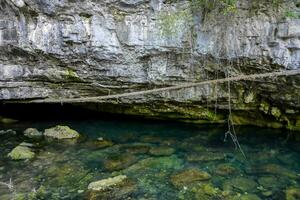 uma corda ponte é dentro a meio do uma caverna foto