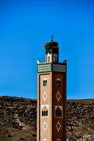 uma alta torre com uma relógio em topo do isto foto