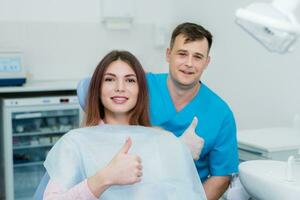 médico ortodontista posando em Câmera com dela lindo paciente foto