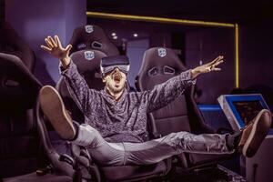 homem dentro virtual óculos é assistindo uma filme dentro 5d dentro uma cinema foto