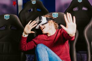 lindo menina dentro virtual óculos é assistindo uma filme com especial efeitos dentro 5d foto