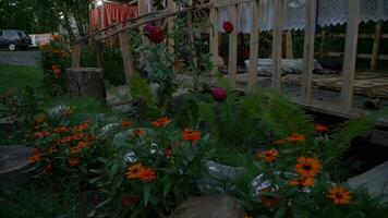 canteiro de flores dentro a jardim às noite com uma Visão do a casa foto