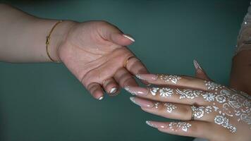 mãos do uma noiva e noivo. Casamento manicure com branco renda foto