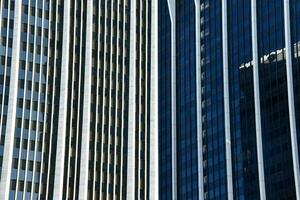 uma ampla branco construção com azul janelas foto