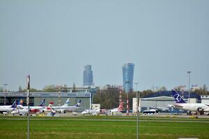 Varsóvia, Polónia. 18 marcha 2018. Varsóvia chopin aeroporto. a avião às a aeroporto em carregando. foto