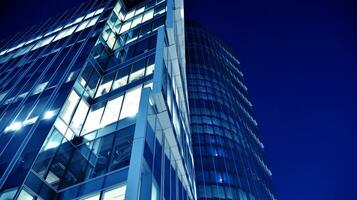 padronizar do escritório edifícios janelas iluminado às noite. vidro arquitetura , corporativo construção às noite - o negócio conceito. azul gráfico filtro. foto