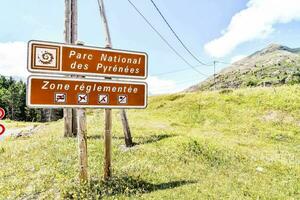 uma placa este diz parc nacional des Pirineus foto