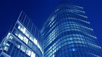 padronizar do escritório edifícios janelas iluminado às noite. vidro arquitetura , corporativo construção às noite - o negócio conceito. azul gráfico filtro. foto