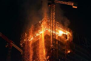 Varsóvia, Polônia. 7 Junho 2019. uma fogo às a Varsóvia cubo construção local. fogo dentro uma arranha-céus prédio. foto