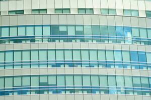 estrutural vidro parede refletindo azul céu. abstrato moderno arquitetura fragmento foto