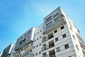 moderno apartamento construção dentro ensolarado dia. exterior, residencial casa fachada. foto