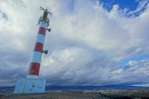 uma torre com uma vermelho e branco listras foto