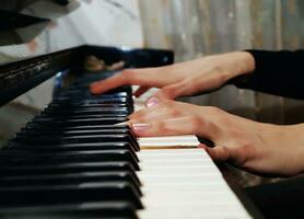 mãos tocando piano foto