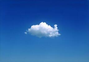 solteiro branco nuvem isolado sobre azul céu fundo, verão fofo nuvem foto