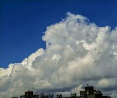 branco nuvens vôo sobre cidade foto