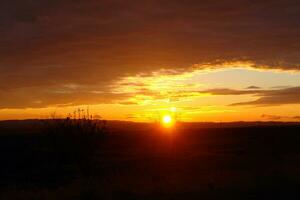 Está tarde pôr do sol dentro curdistão foto