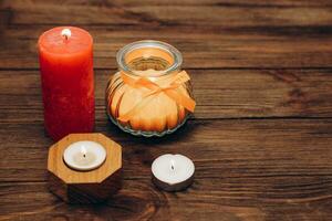 multicolorido velas, parafina, cera e aromático em uma de madeira mesa. foto