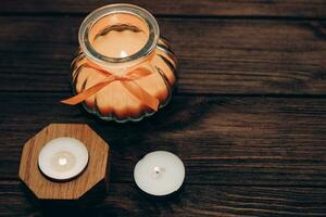 multicolorido velas, parafina, cera e aromático em uma de madeira mesa. foto