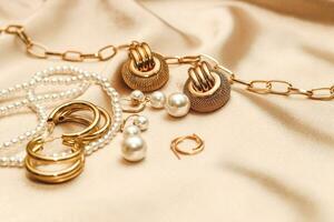 mulheres joia, ouro corrente, na moda joalheria em uma seda fundo. foto