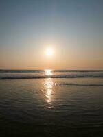 pôr do sol dentro lindo de praia. tiro ocupado dentro Bali, Indonésia foto