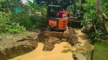kuaro Kalimantan timur, Indonésia 29 novembro 2023. escavadora pesado equipamento é escavação irrigação canais foto