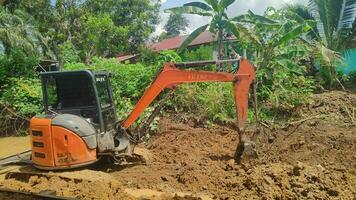 kuaro Kalimantan timur, Indonésia 29 novembro 2023. escavadora pesado equipamento é escavação irrigação canais foto